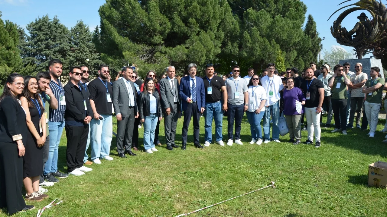 BUÜ'de geleneksel tomurcuk şenliğinde öğrenciler doyasıya eğlendi