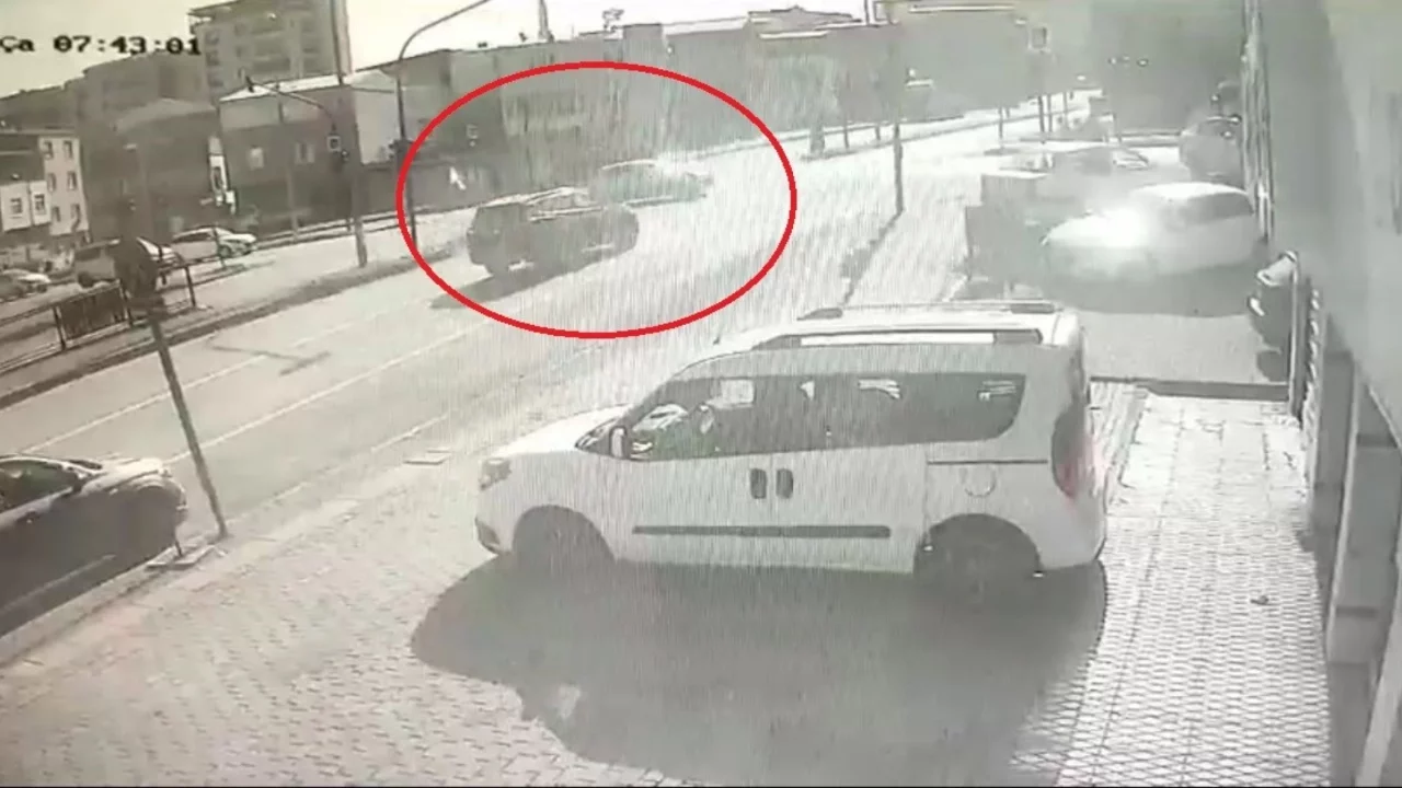 Bursa'da kavşakta kırmızı ışık kazası kamerada