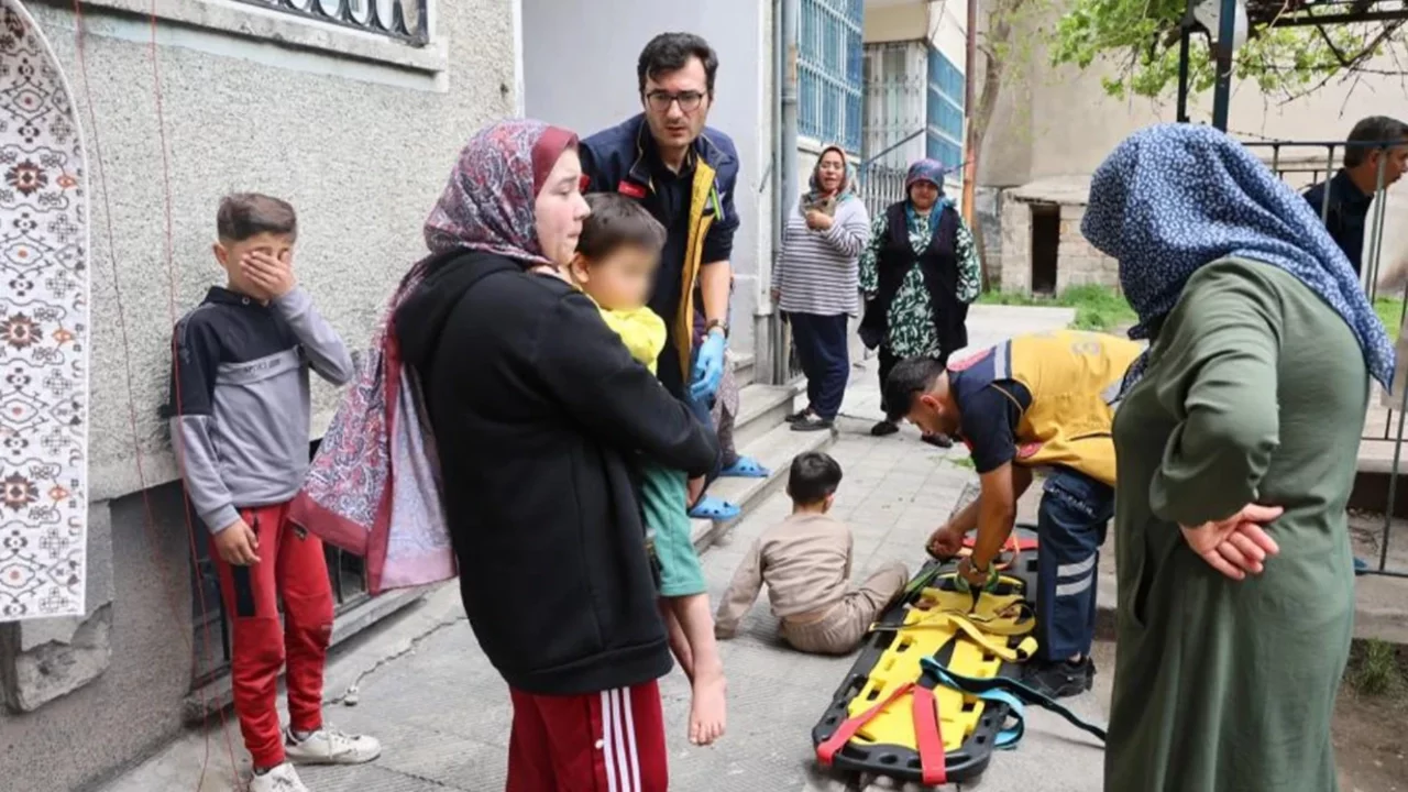 Balkonda oynarken aşağı düşen iki kardeş yaralandı