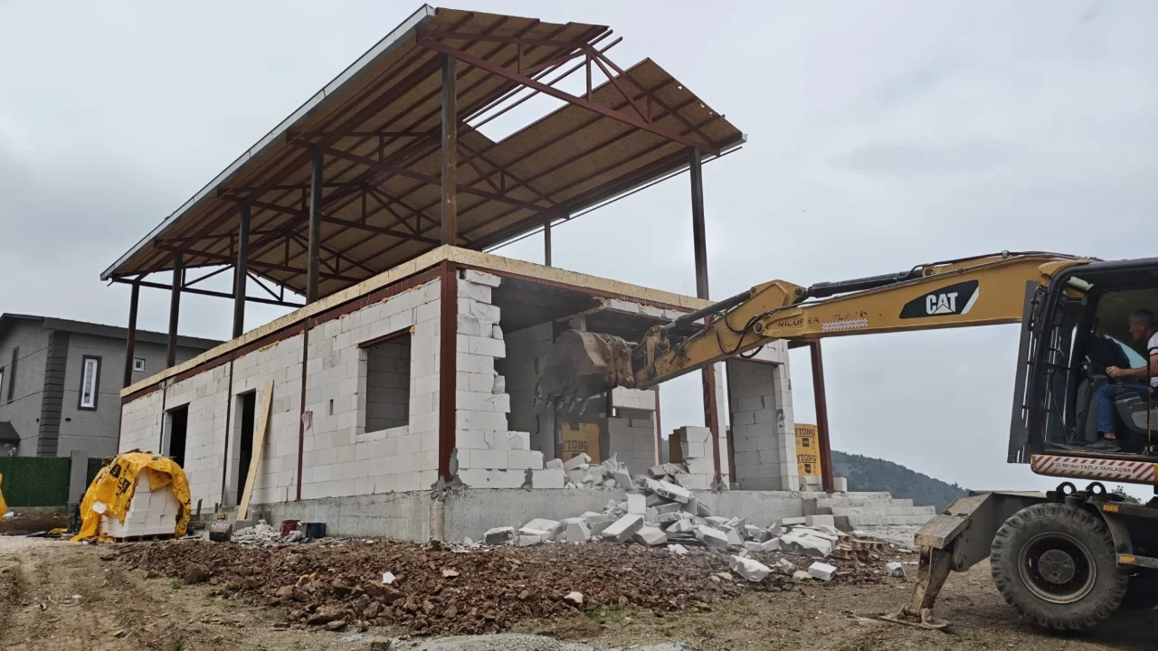 Nilüfer Belediyesi, iki kaçak yapıyı daha yıktı