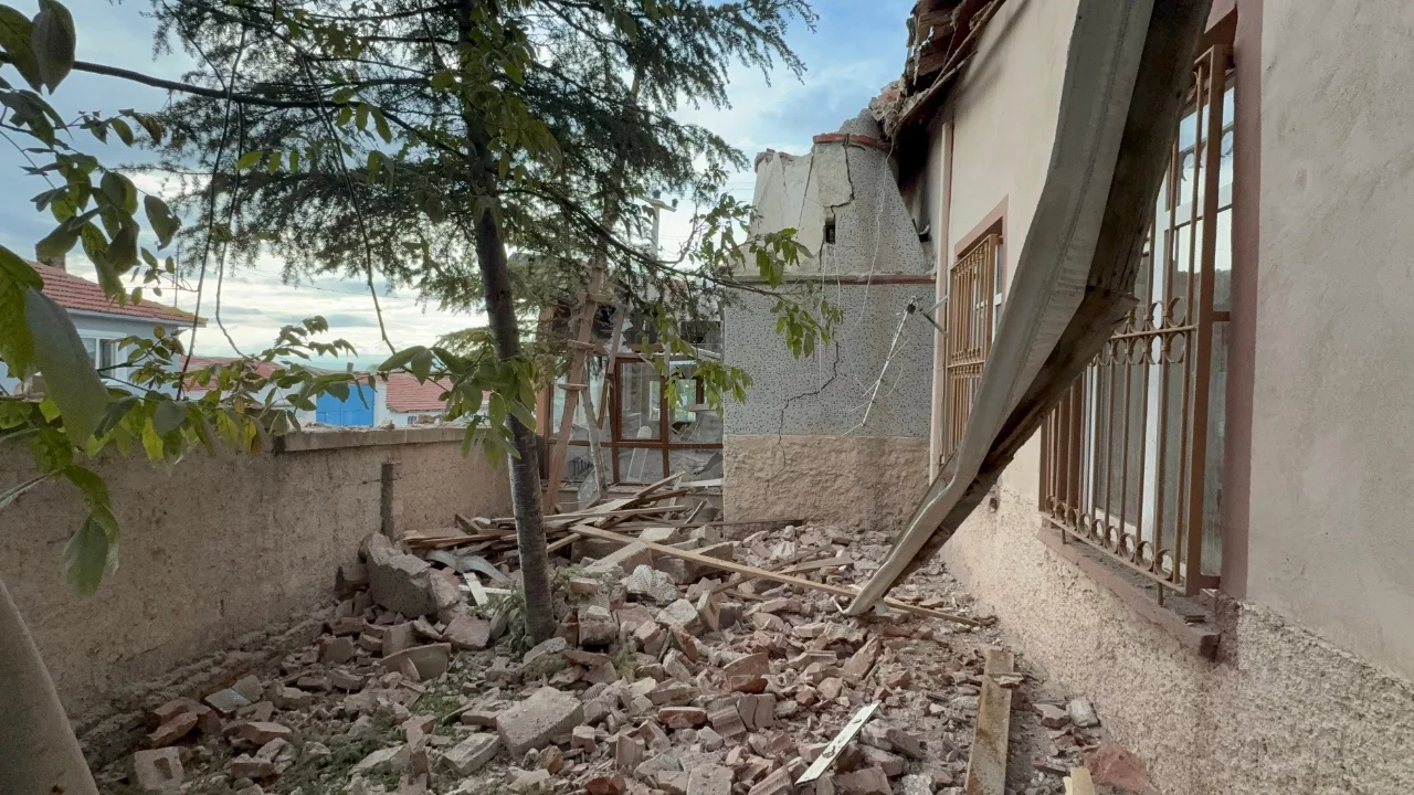 Eskişehir'de cami minaresine yıldırım düştü: İmam yaralandı