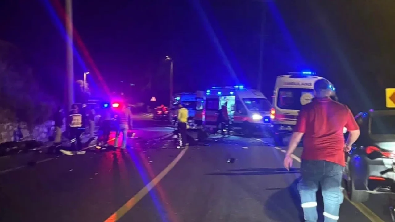 İki motosiklet çarpıştı: 2 ölü, 1 ağır yaralı