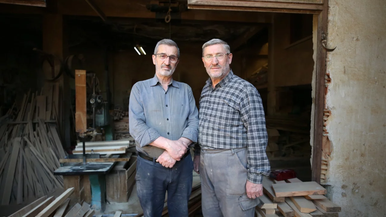 Bursa'da takunyacılığı babadan oğula sürdürüyorlar