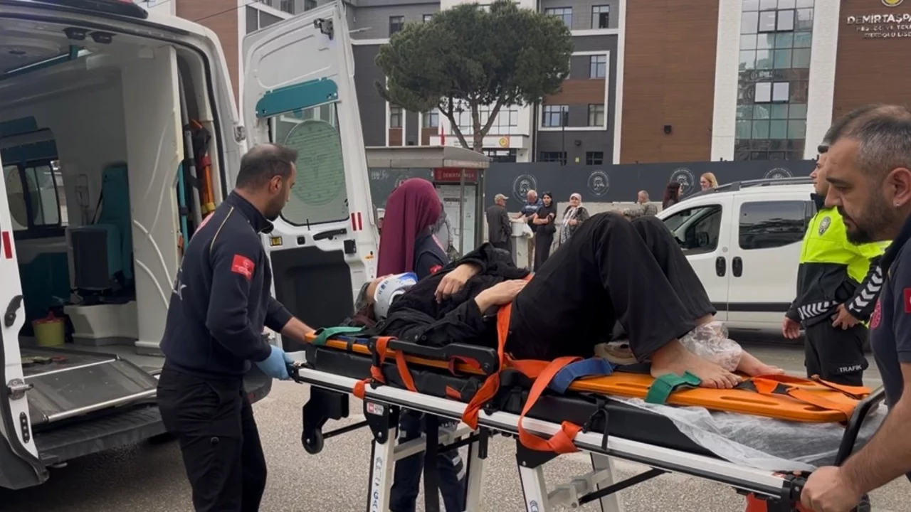 Bursa'da karşıya geçmeye çalışan yayaya otomobil çarptı