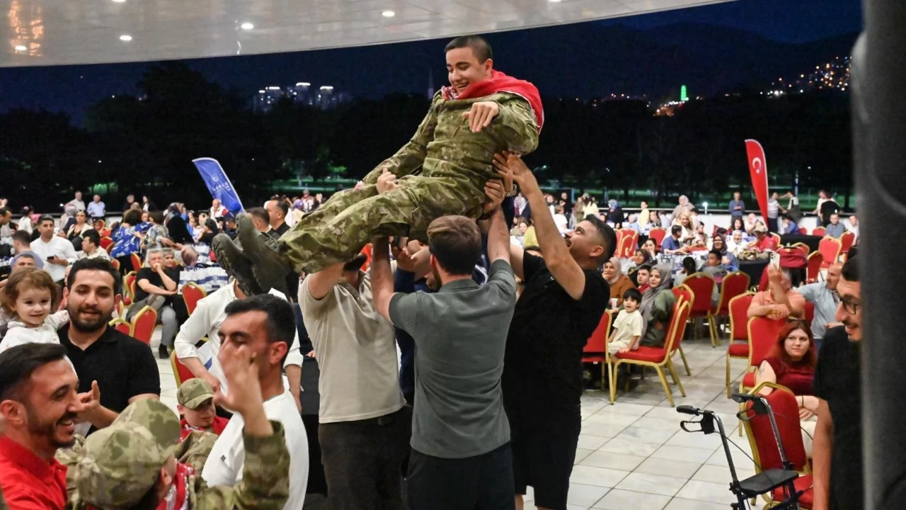 Bursa'da özel gereksinimli gençlere asker kınası