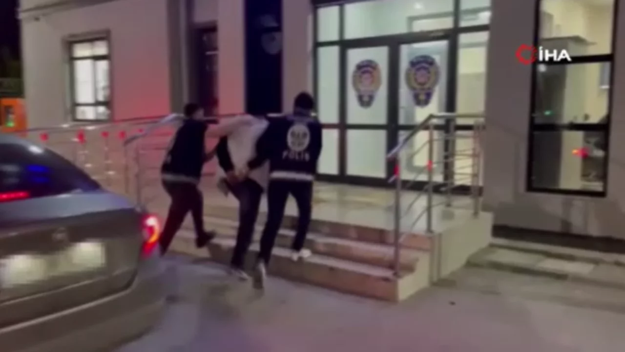 Motosiklette silah ile seyir eden şahıs yakalandı: Silah oyuncak çıktı