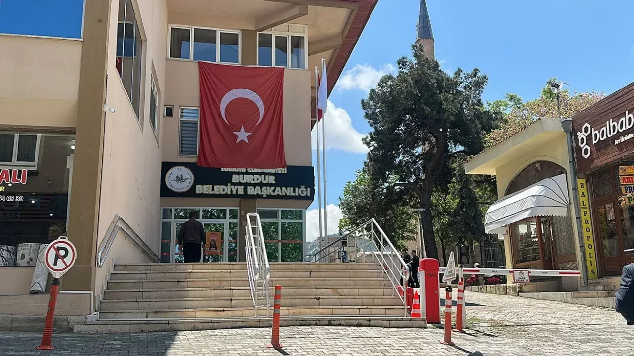 Burdur Belediyesi hakkında iddianame kabul edildi: Belediye Başkanı Ali Orkun Ercengiz ve 50 kişi...