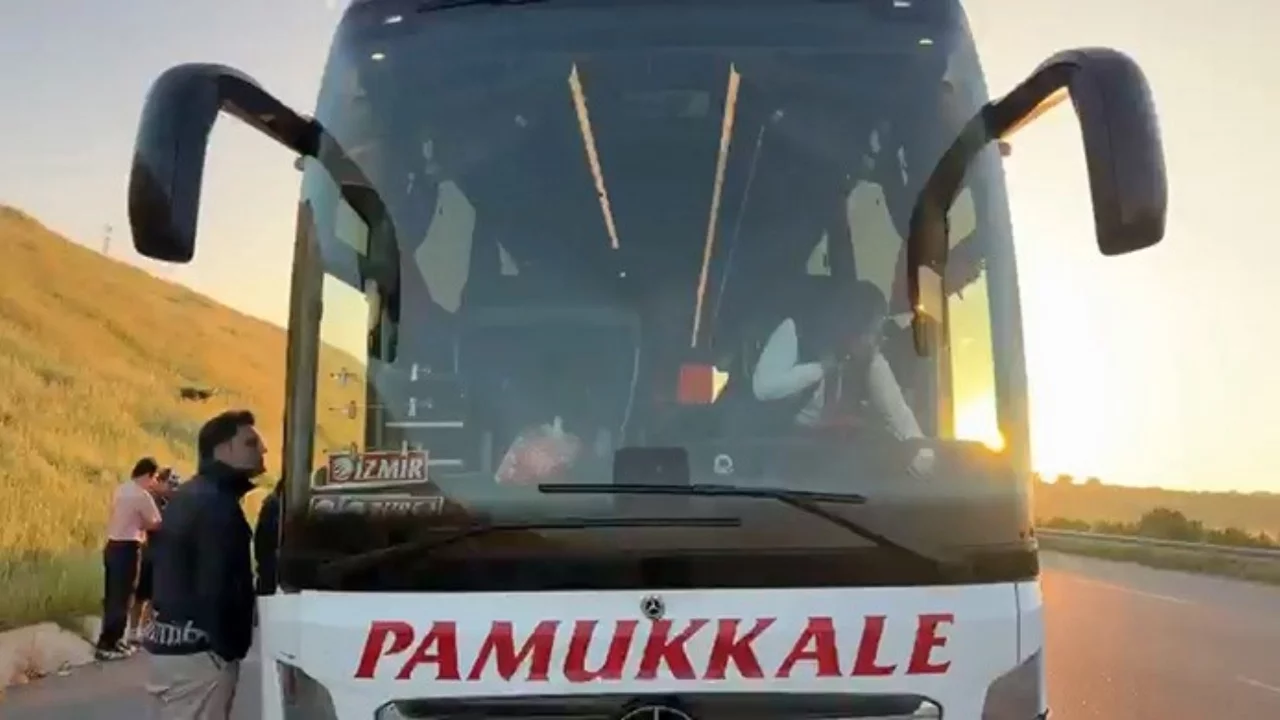 Bursa'da lastiği patlayan yolcu otobüsünde muavin kopan kapıdan düştü!