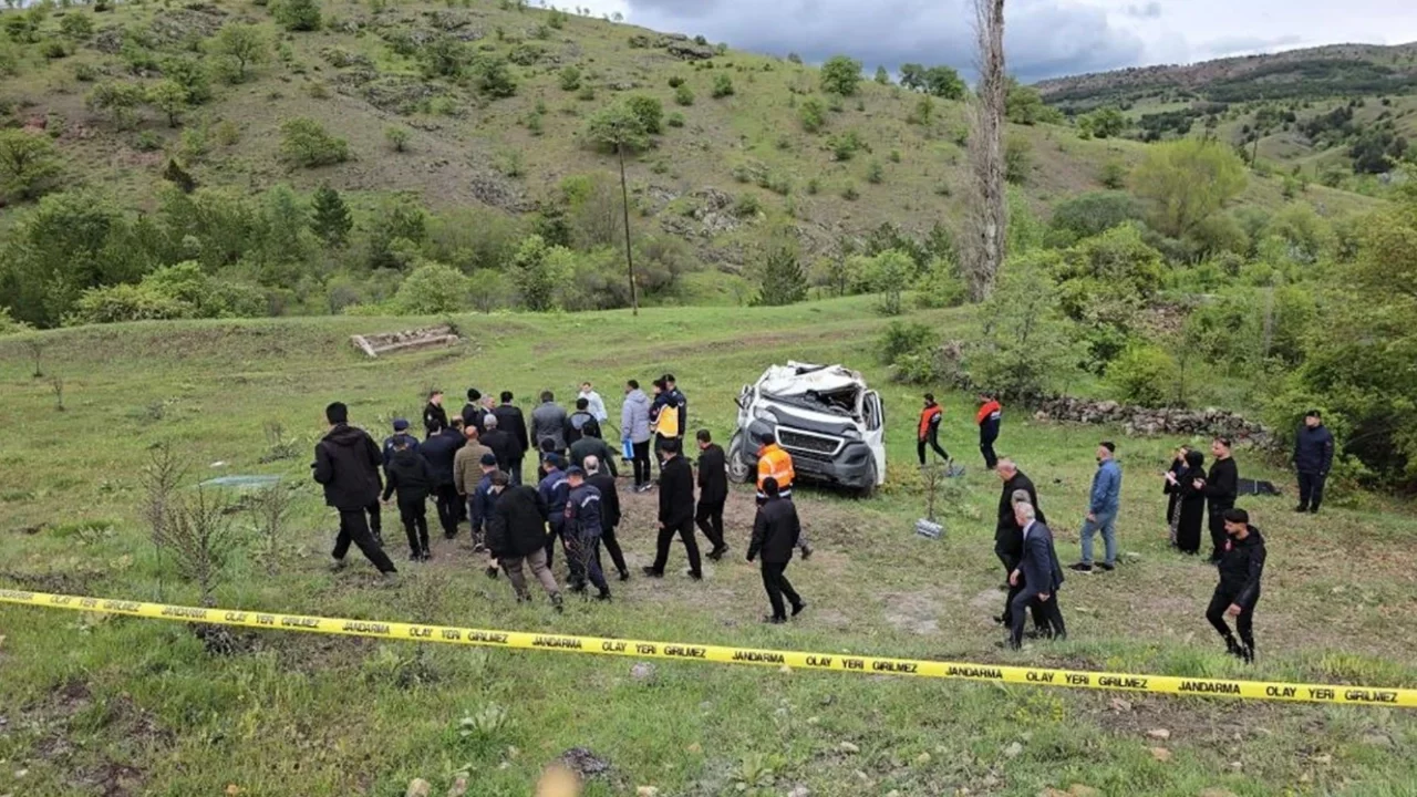 Öğrenci servisi şarampole uçtu: 2 öğrenci ve şoför hayatını kaybetti