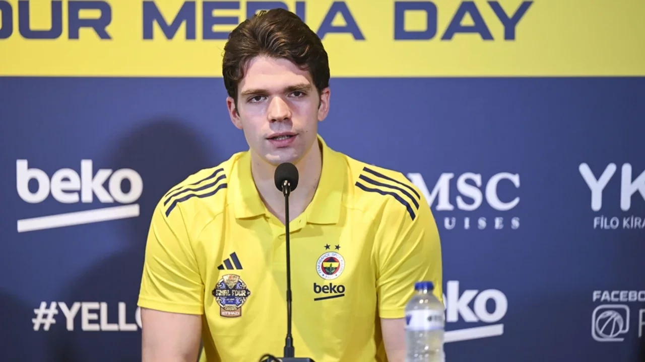Fenerbahçe Beko'nun milli basketbolcusu Tarık Biberovic: "O kupayı alıp Türkiye'ye öyle dönmek istiyoruz"