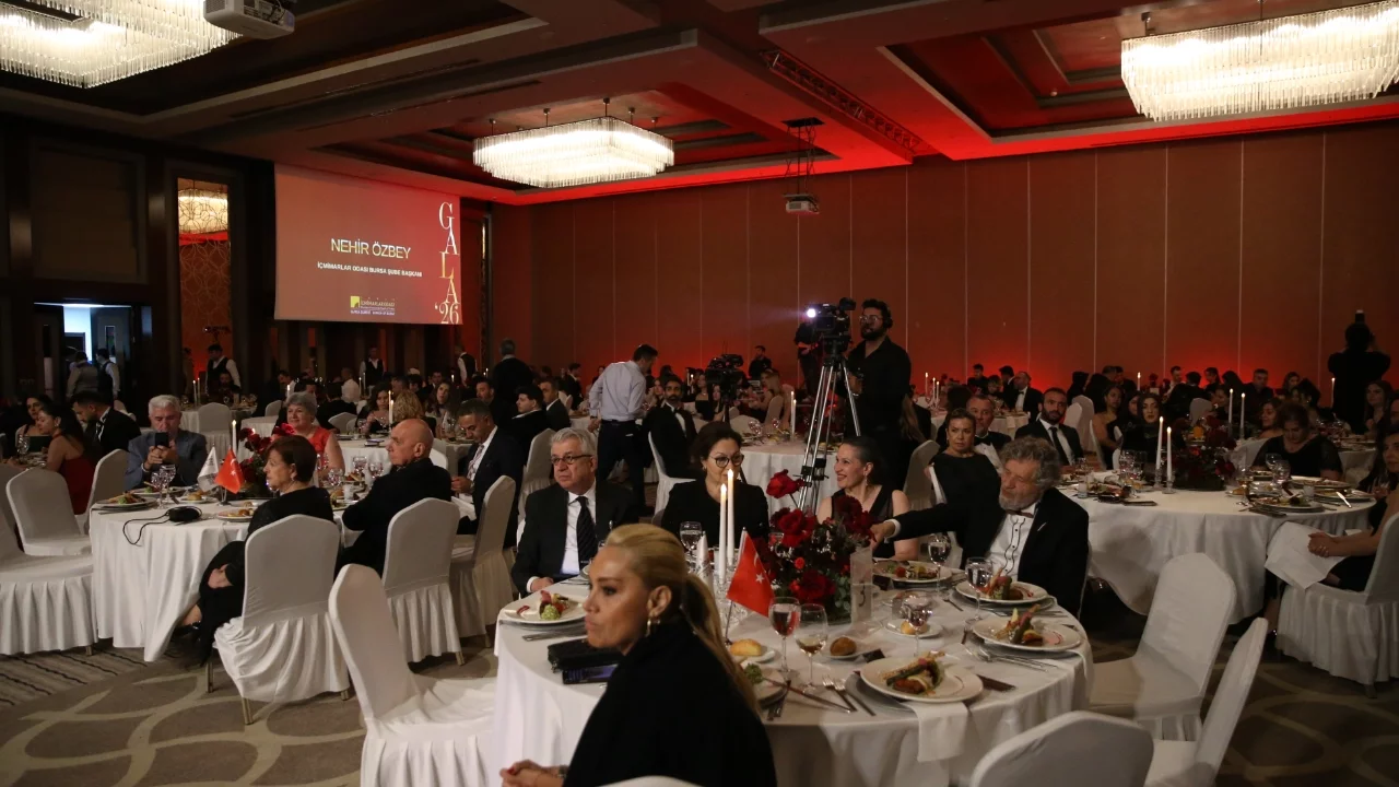 İçmimarlar Odası Bursa Şubesi'nde "Meslekte Onur Ödülleri" sahiplerini buldu