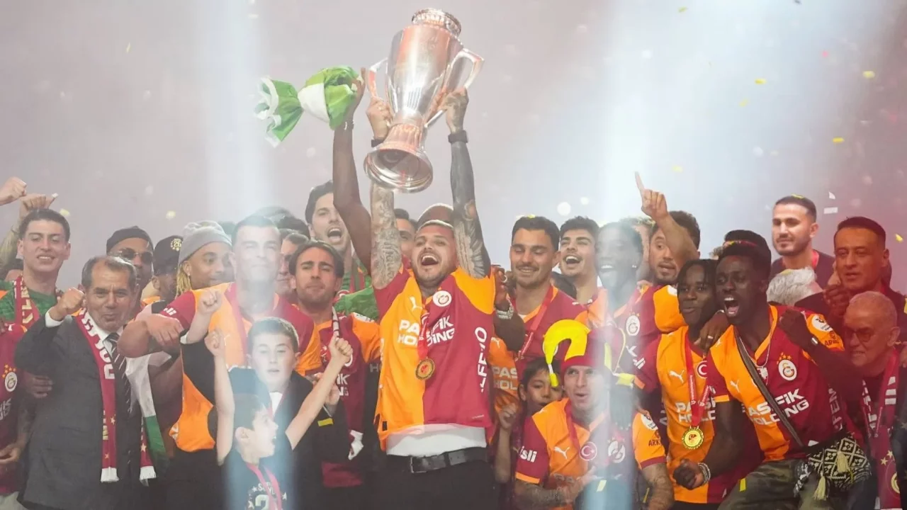 Galatasaray şampiyonluk kupasını kaldırdı