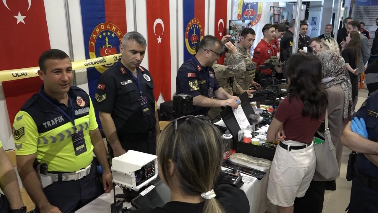 Uludağ Kariyer Fuarı'nda jandarma rüzgarı