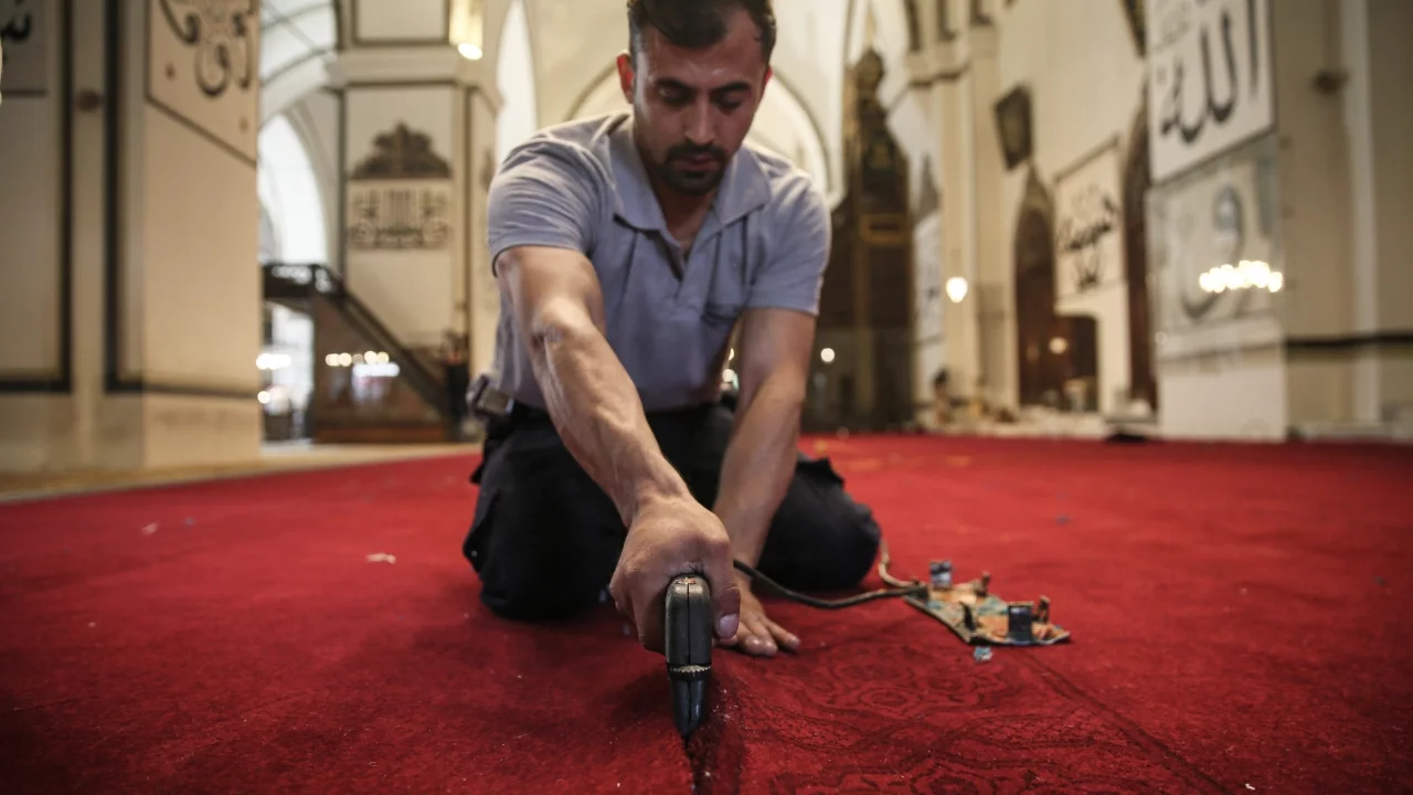 Bursa'nın simgesi tarihi Ulu Cami'nin halıları yenileniyor