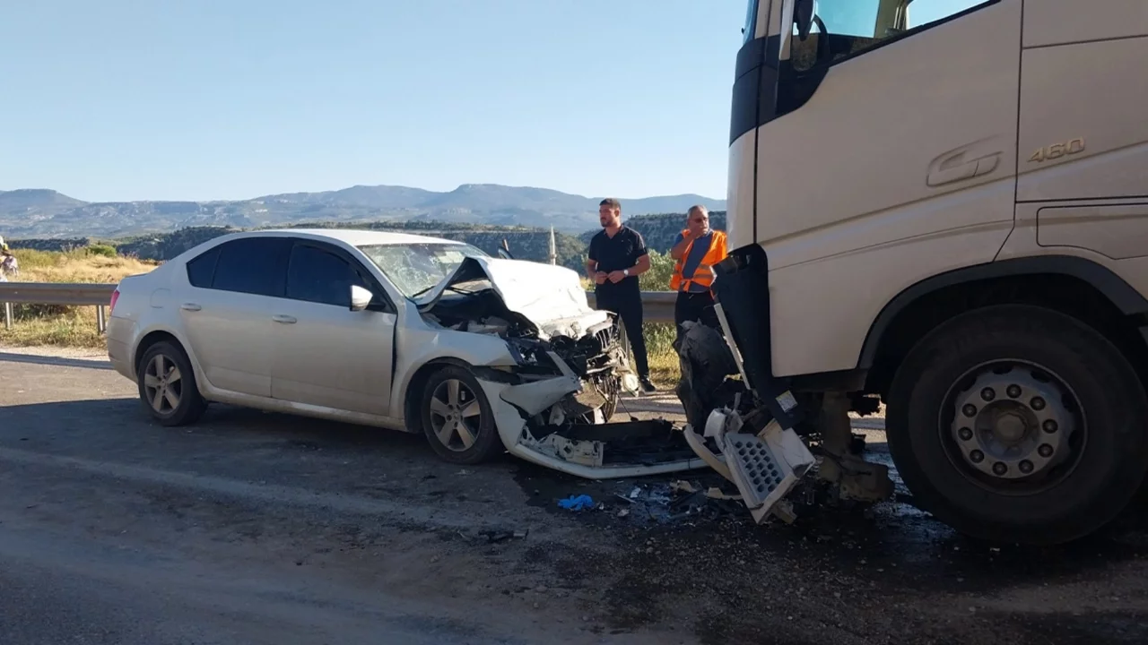 Mersin'de otomobil ile tır kafa kafaya çarpıştı: Anne ve kızı öldü, baba ağır yaralandı