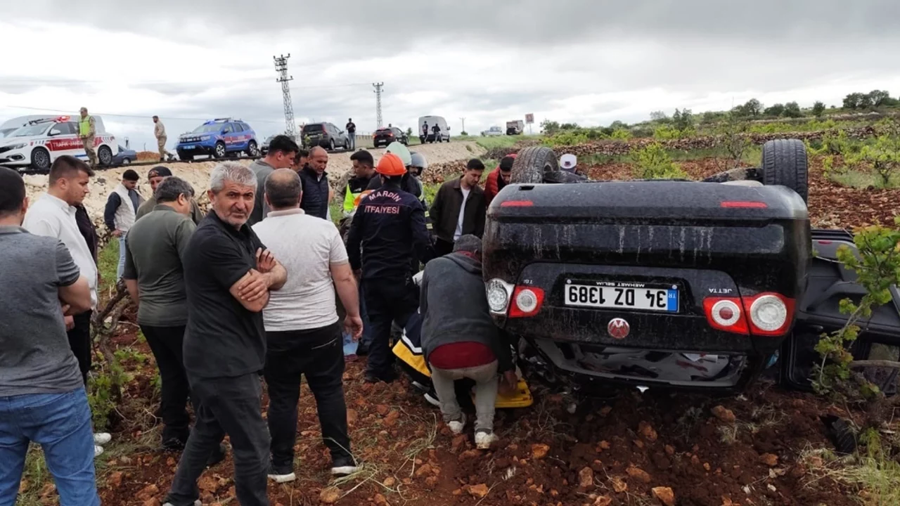 Mardin'de otomobil devrildi: Ölü ve yaralılar var