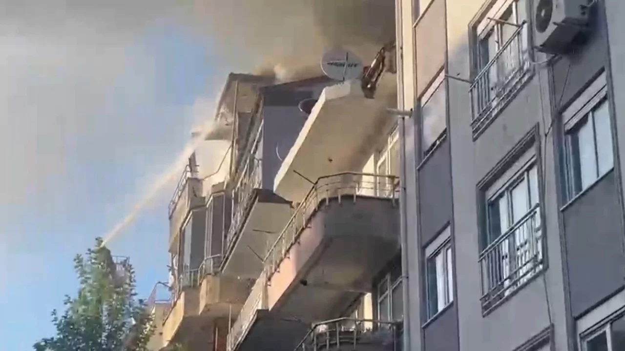 Bartın'da çatı yangını: Evlerindeki çifti vatandaşlar kurtardı