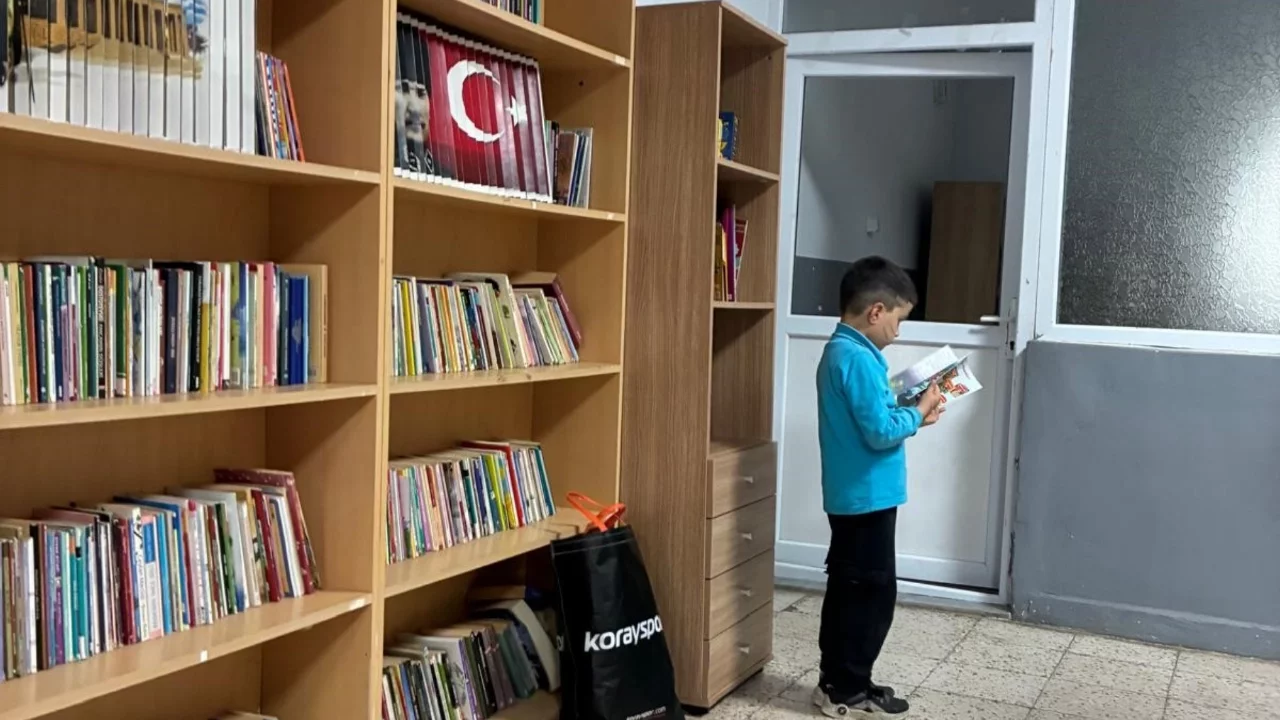 Bursa'nın Kestel ilçesine bağlı Ümitalan Köyü'nde çocuklara kitap desteği