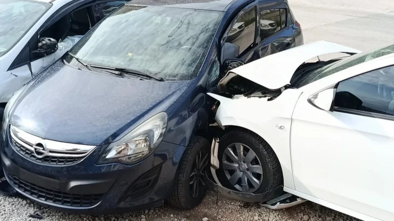 Bursa'da uyuyakalan sürücü park halindeki araçlara daldı
