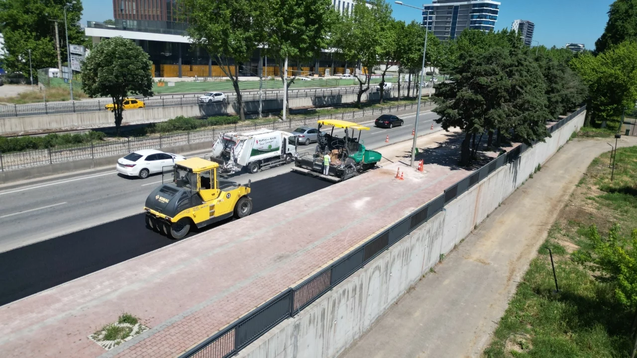 Bursa Büyükşehir Belediyesi'nden İstanbul Yolu'nda hummalı asfalt çalışması