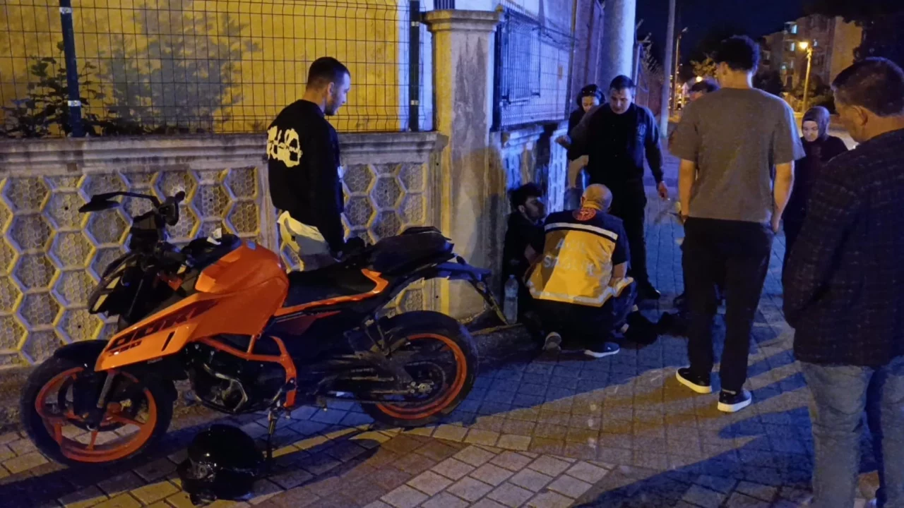 Bursa'da kontrolden çıkan motosiklet duvara çarptı: 1 yaralı