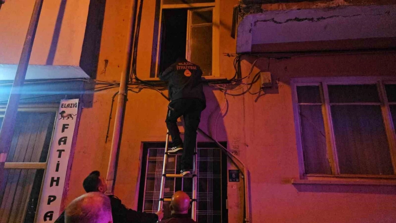 Haber alınamayan şahıs ekipleri alarma geçirdi: İtfaiye pencereden girdi, dışarıda olduğu ortaya ...