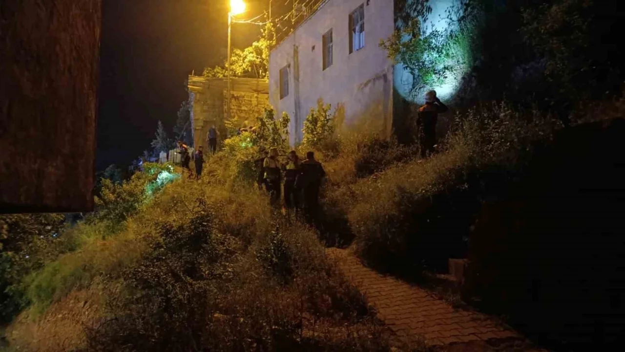Sokak ortasında rastgele ateş açan şahıs 2 kişiyi yaraladı