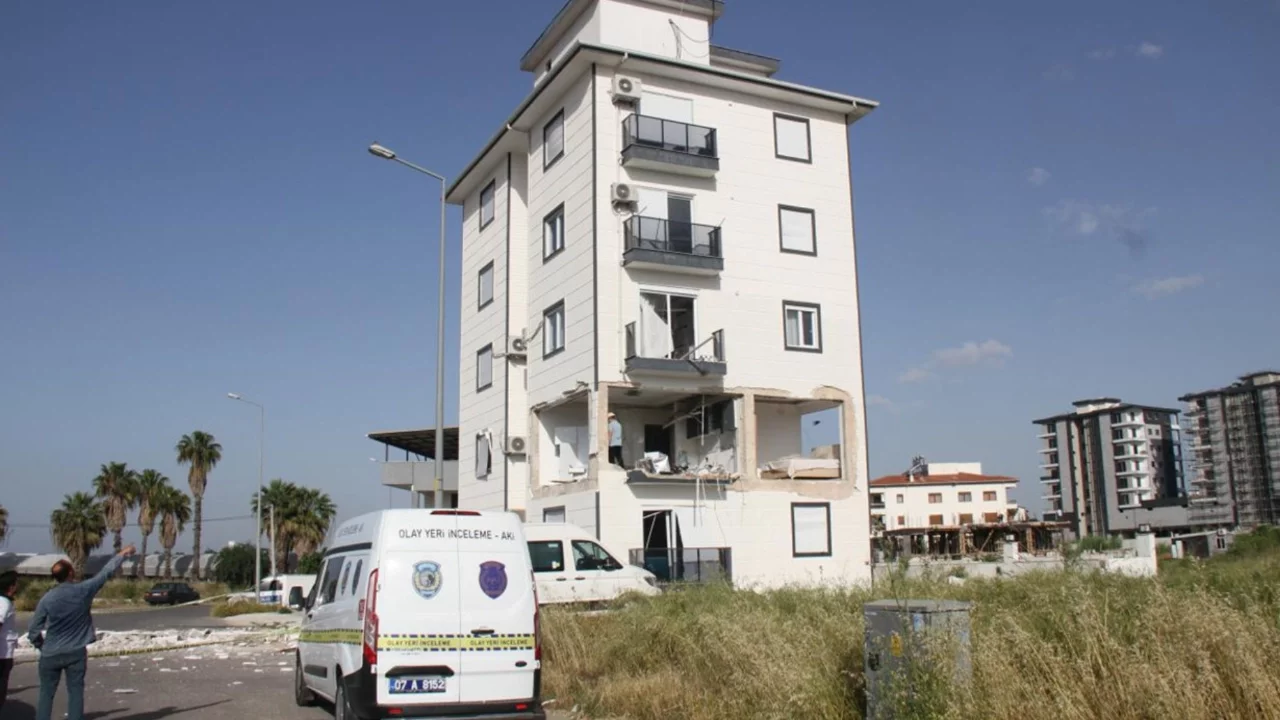 Antalya'da apartman dairesinde patlama: Bir kişi ağır yaralandı