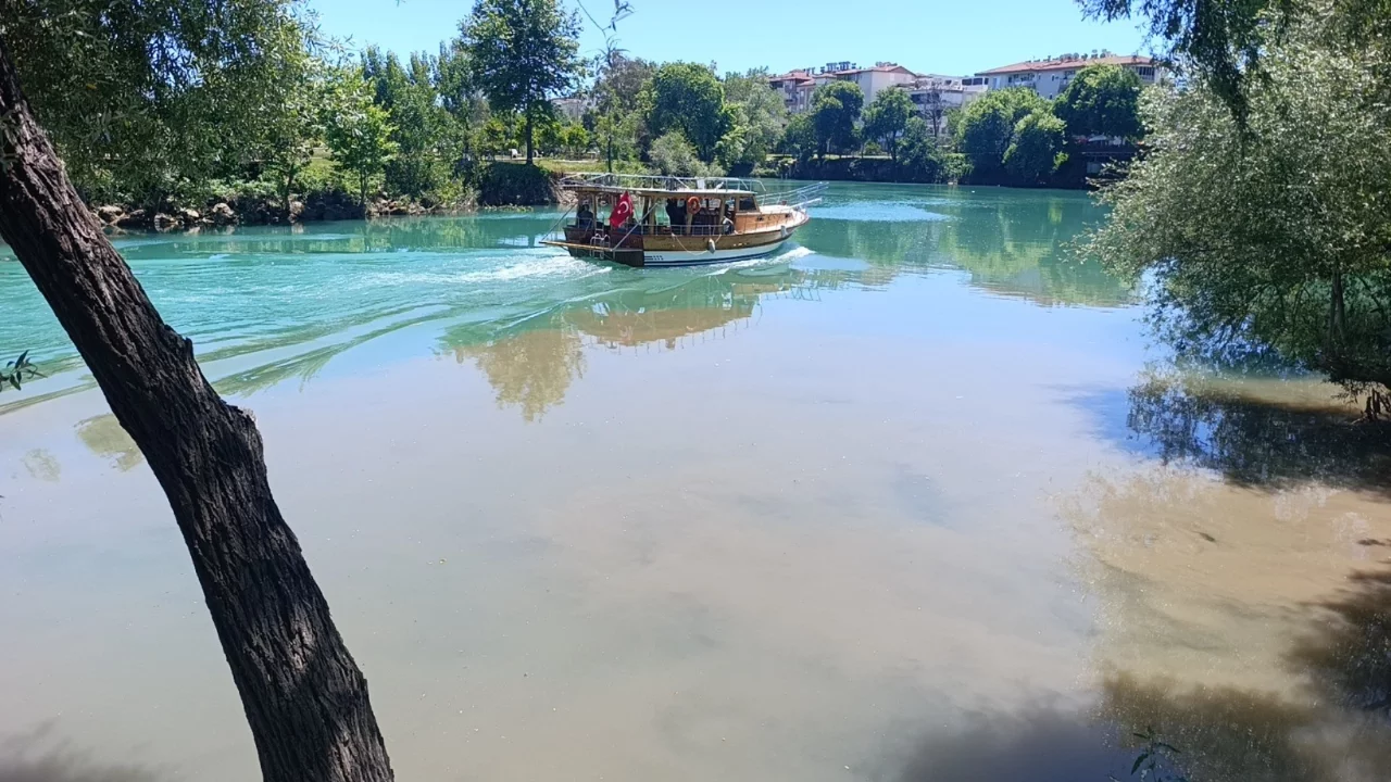 Manavgat Irmağı'nda kaynağı belirlenemeyen görüntü endişelendiriyor