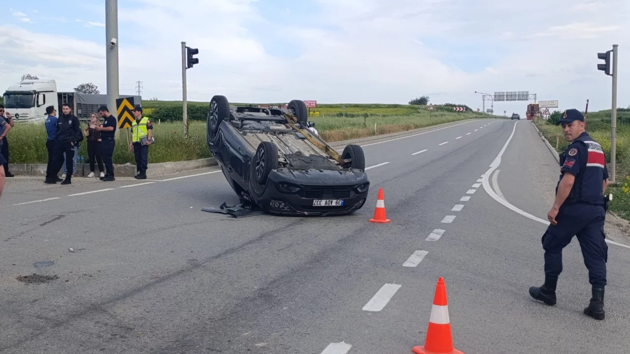 Tekirdağ'da kamyonetle çarpışan otomobil ters döndü
