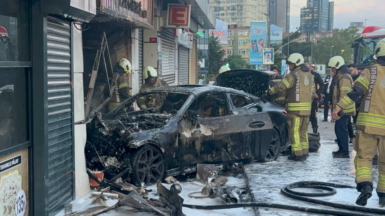 Lüks araç dükkana daldı! 2 yaralı