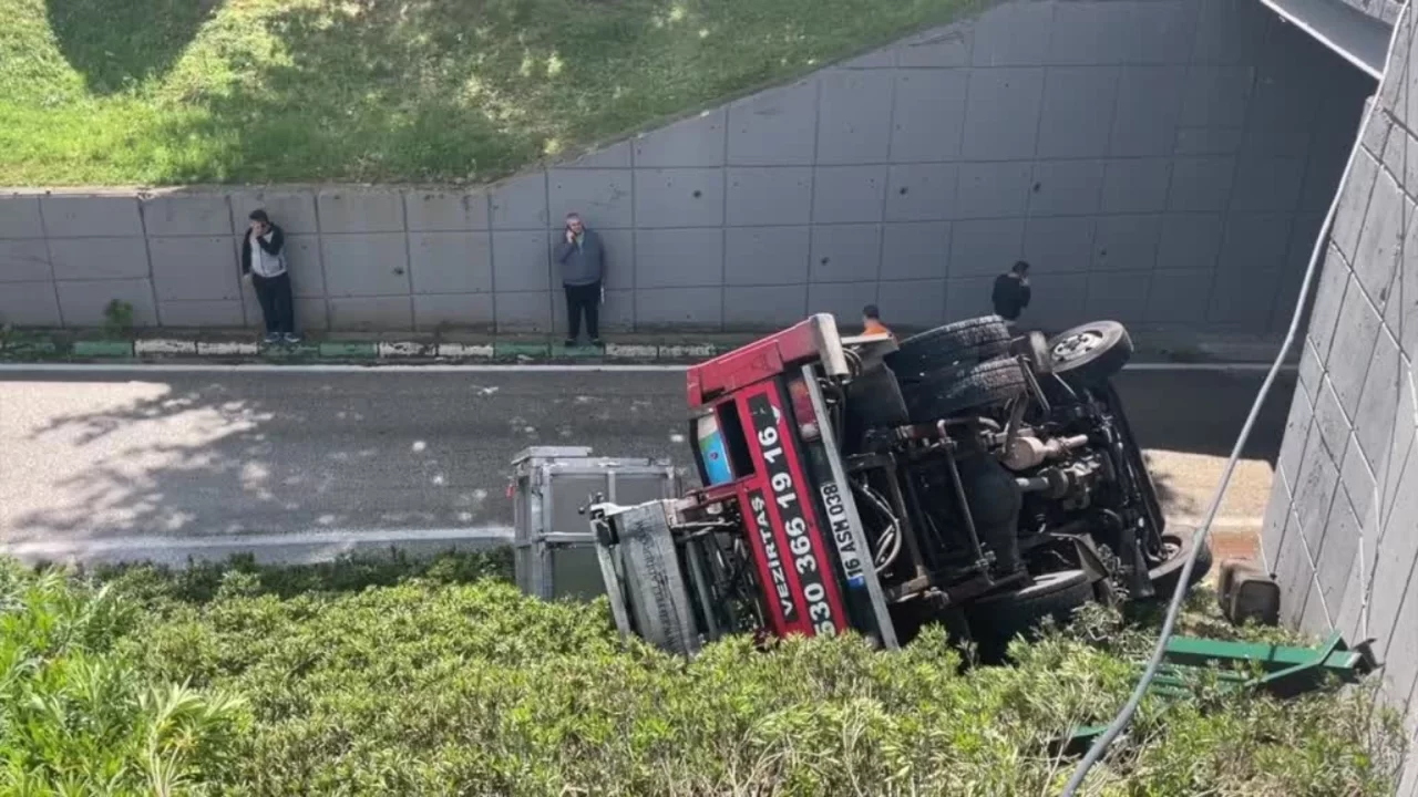Bursa'da kamyonet köprülü kavşakta devrildi! 3 kişi yaralandı