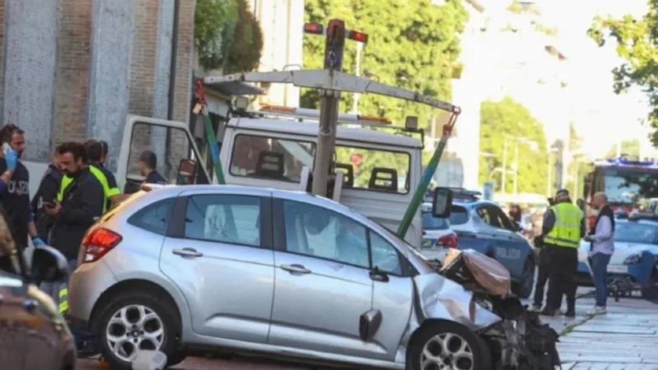 İtalya'da araç yayaların arasına daldı: 4'ü ağır 8 yaralı
