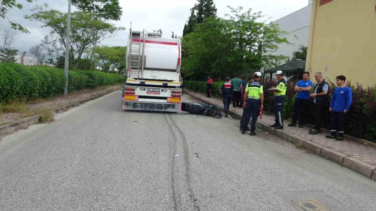 Antalya'da feci kaza: Tırın altında kalan 19 yaşındaki motosikletli genç yaşamını yitirdi