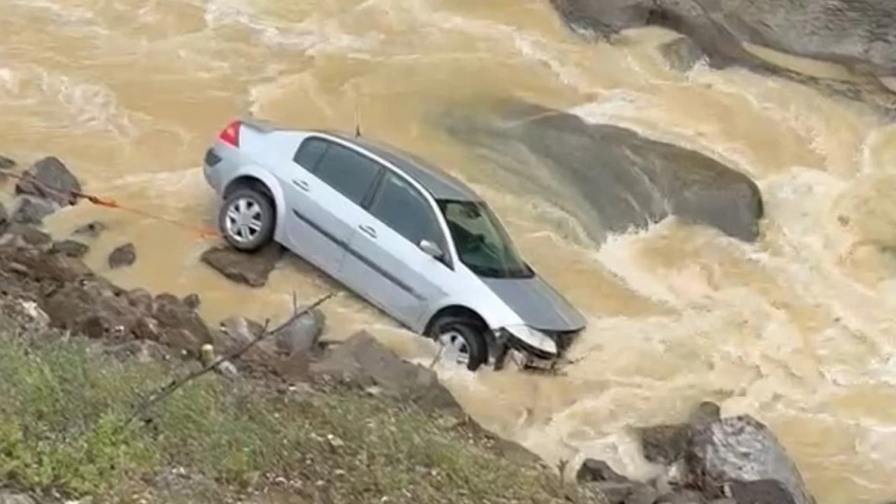 Düzce'de dereye uçan otomobilin sürücüsü kazayı ucuz atlattı