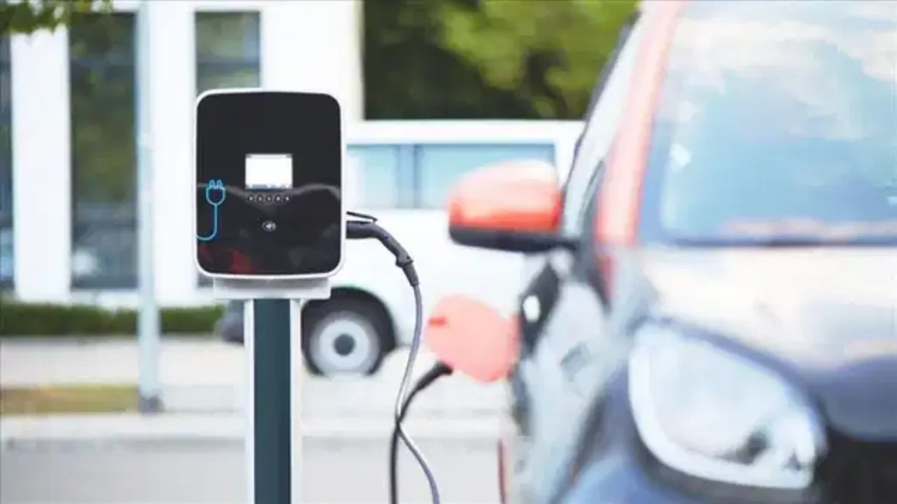 Evinde onaysız araç şarj edene yaklaşık 840 bin liralık 'kaçak elektrik' cezası