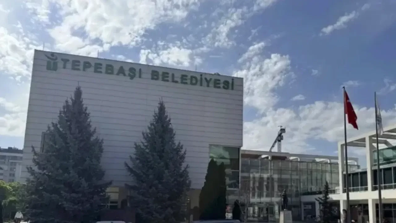 Tepebaşı Belediyesi'ne operasyon: Gözaltına alınan 25 kişi adliyeye sevk edildi