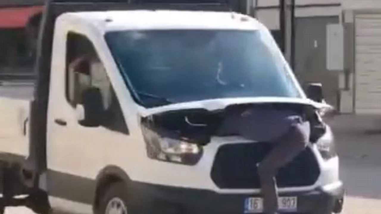 Bursa'da kamyonetin motorunda giden tamirci konuştu: "Müşteriyi 40 bin liradan kurtardık"