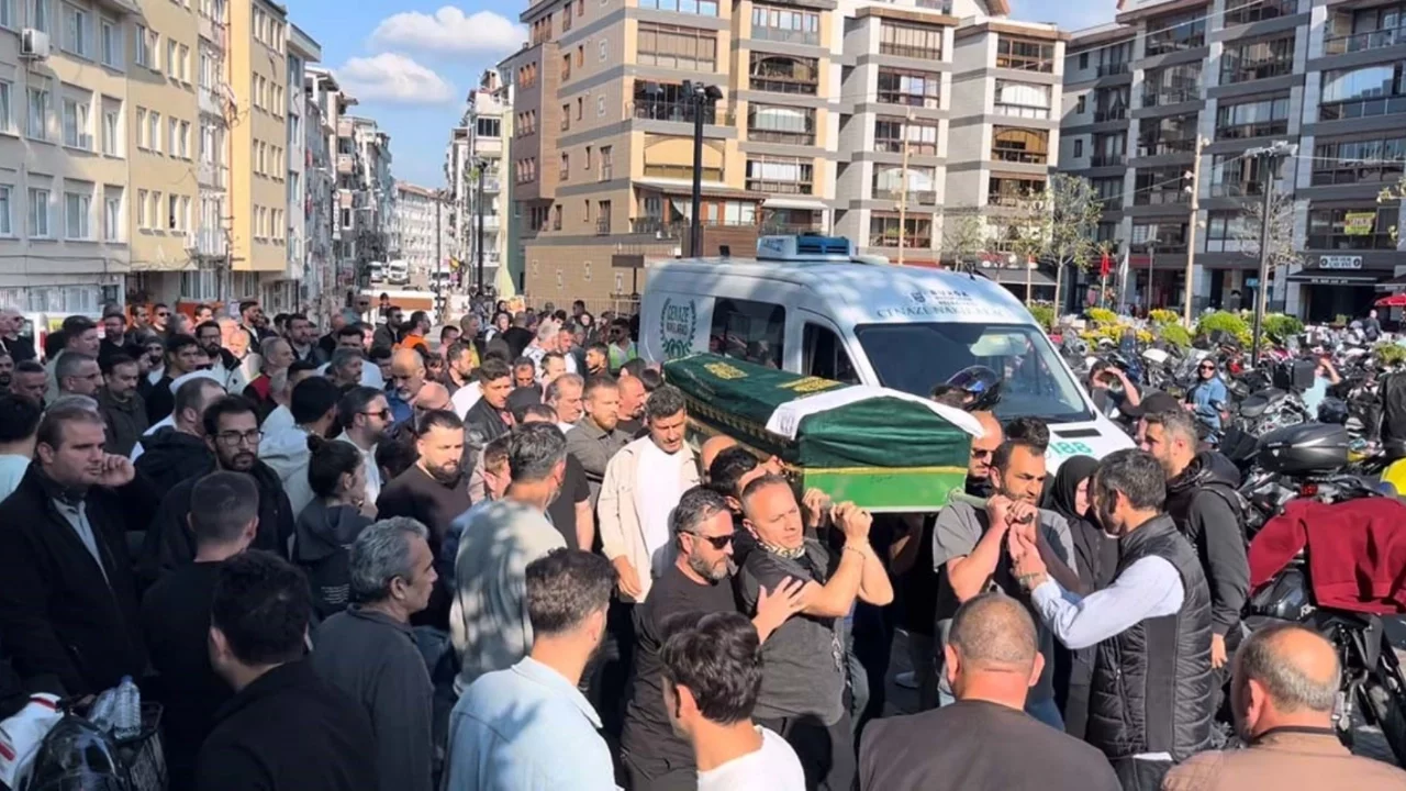 Bursa'da motosiklet kazasında hayatını kaybeden sanatçı son yolculuğuna uğurlandı