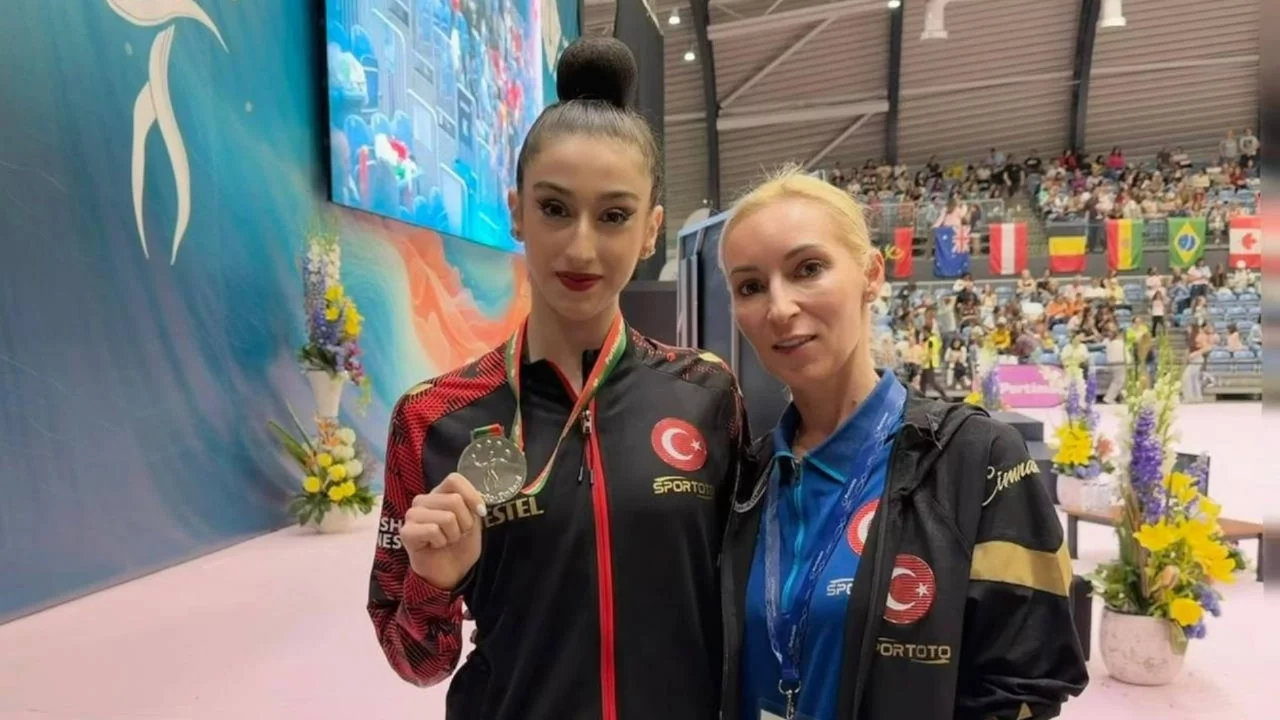 Milli cimnastikçi Hatice Gökçe Emir'den tarihi madalya