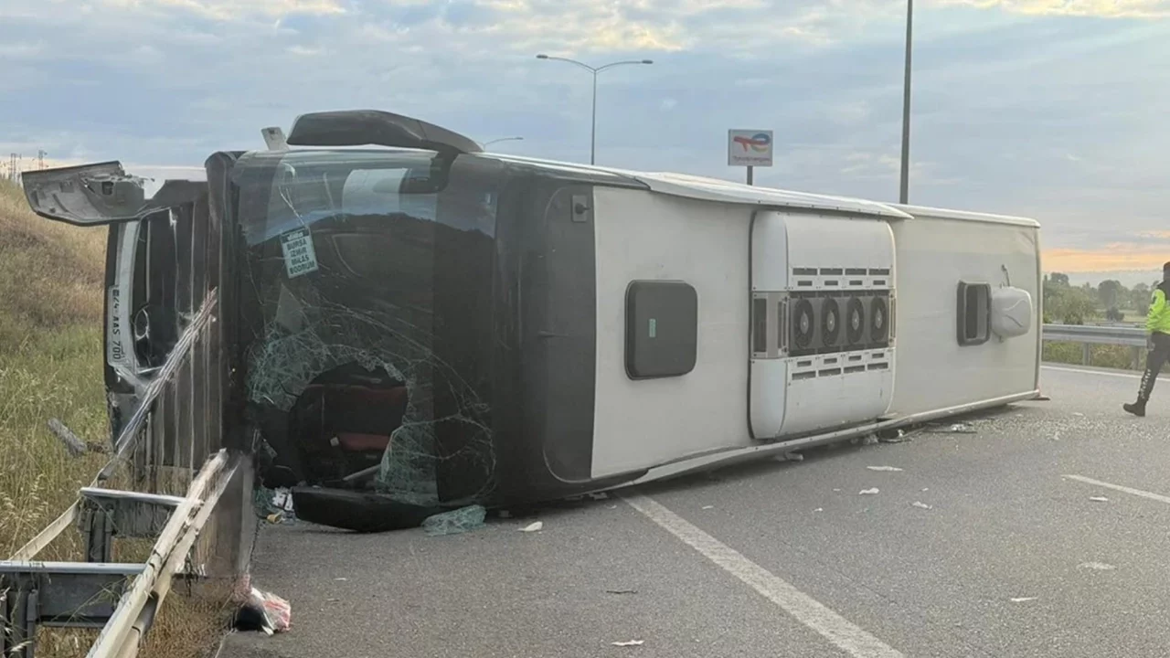 İstanbul-İzmir Otoyolu'nda yolcu otobüsü devrildi: Yaralılar var