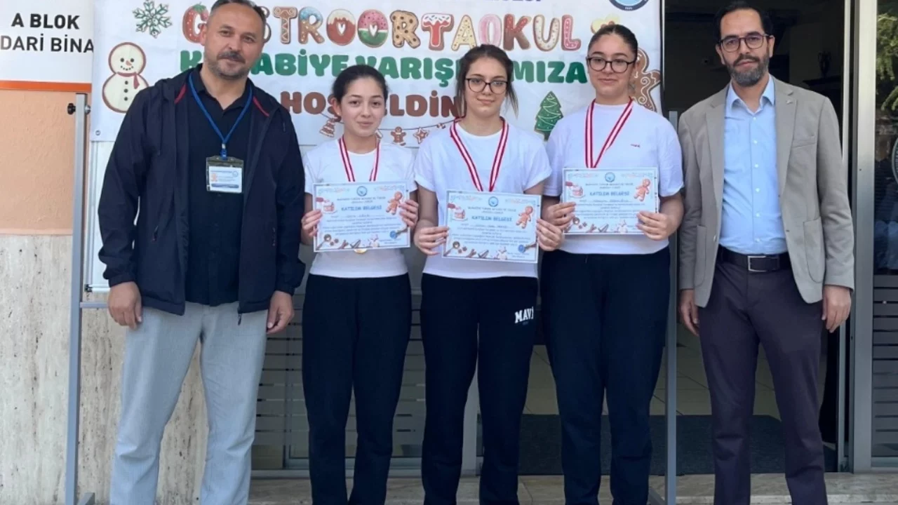 Bursa'da GastroOrtaokul Kurabiye Yarışması'nda dereceye girenler ödüllendirildi