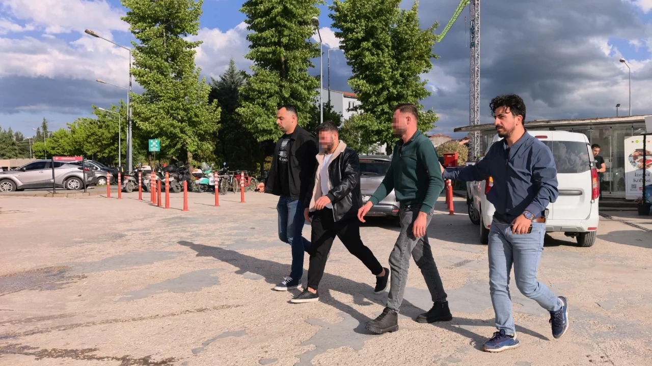 Bursa'da halı saha kavgasında kan aktı! Ensesinden bıçaklayıp kaçtılar