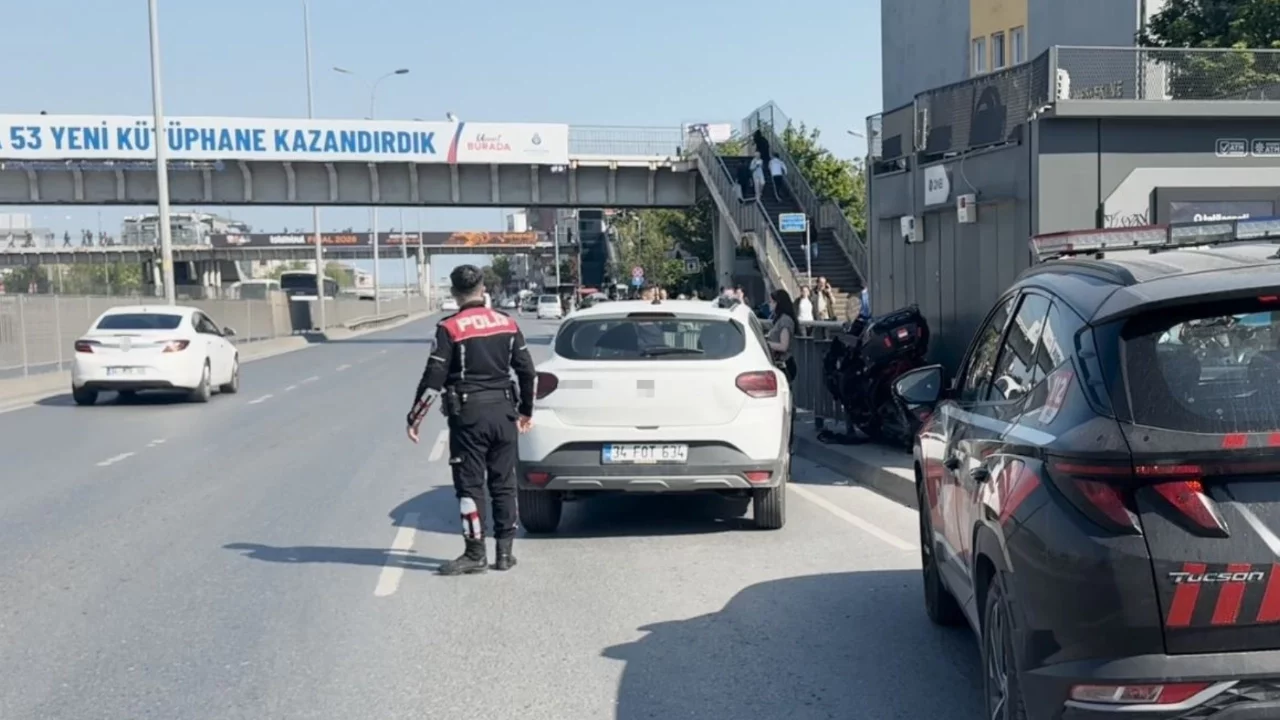 İstanbul'da otomobilin çarptığı motosikletli bariyerlere sıkıştı