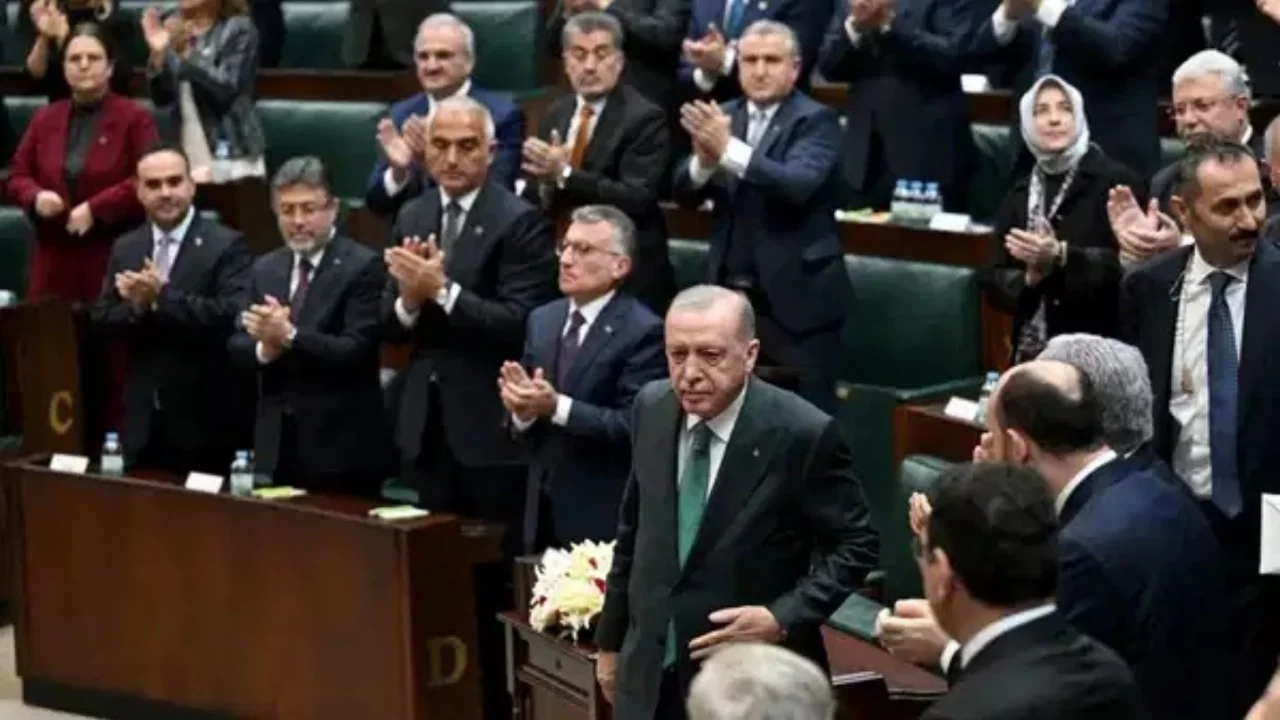 AK Parti'den 'grup toplantısı' kararı: Bakanlardan basına konuşmamaları istendi