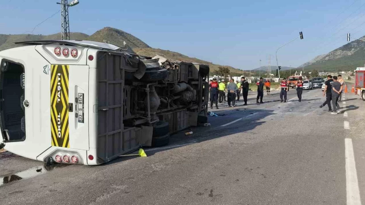 Mersin'de öğrenci servisi devrildi: Çok sayıda yaralı