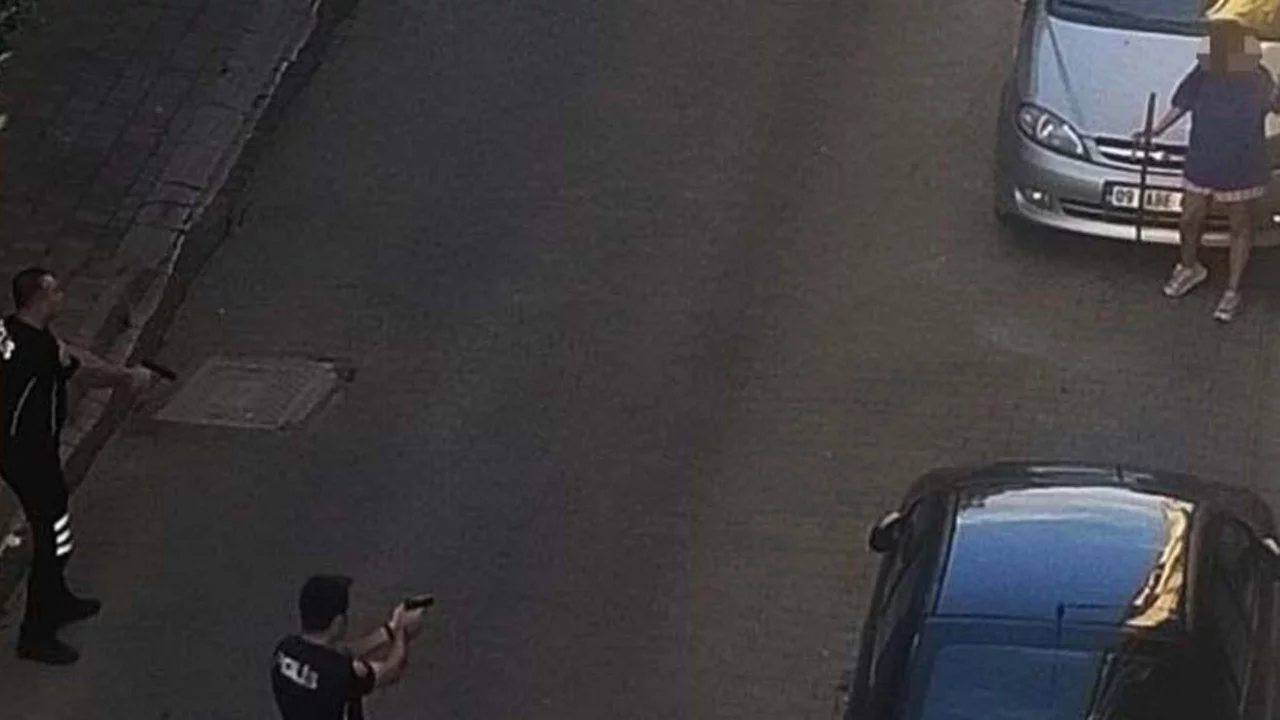 Samuray kılıcıyla sokağa çıkan genç kız dehşet saçtı