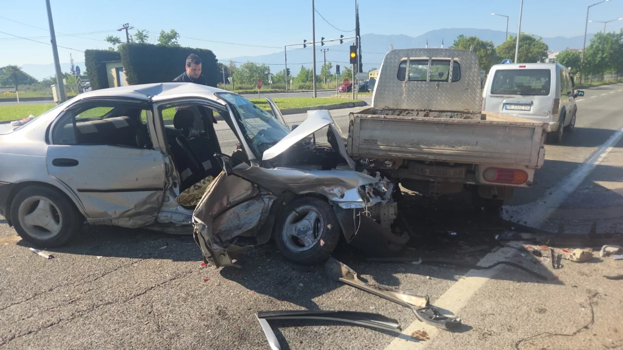 Bursa'da kavşaktaki zincirleme kaza can aldı! 1 ölü 4 yaralı