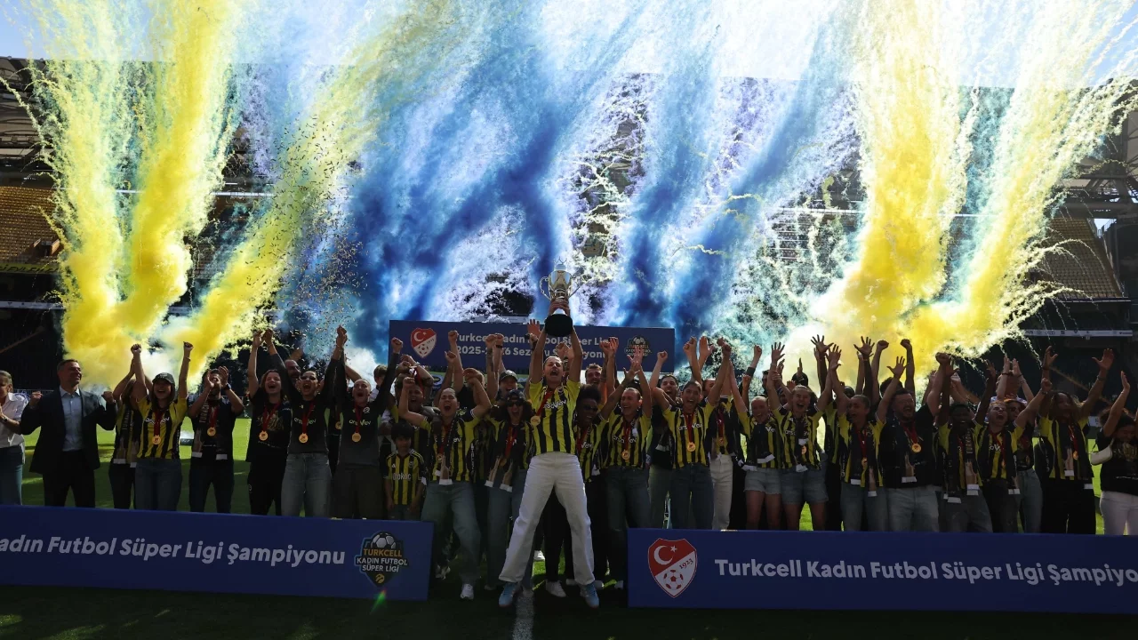 Fenerbahçe Kadın Futbol Takımı, şampiyonluk kupasına kavuştu