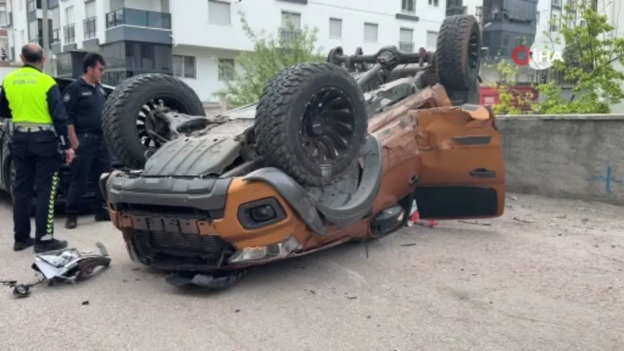 Pikap ile suv aracın çarpıştığı kazada faciadan dönüldü